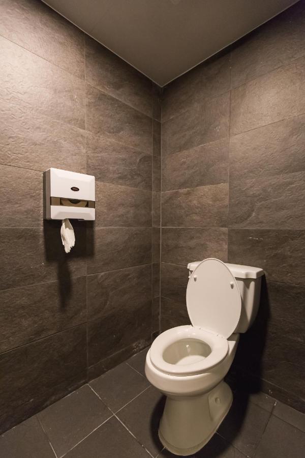 בוסאן Canvas Black Guesthouse מראה חיצוני תמונה
