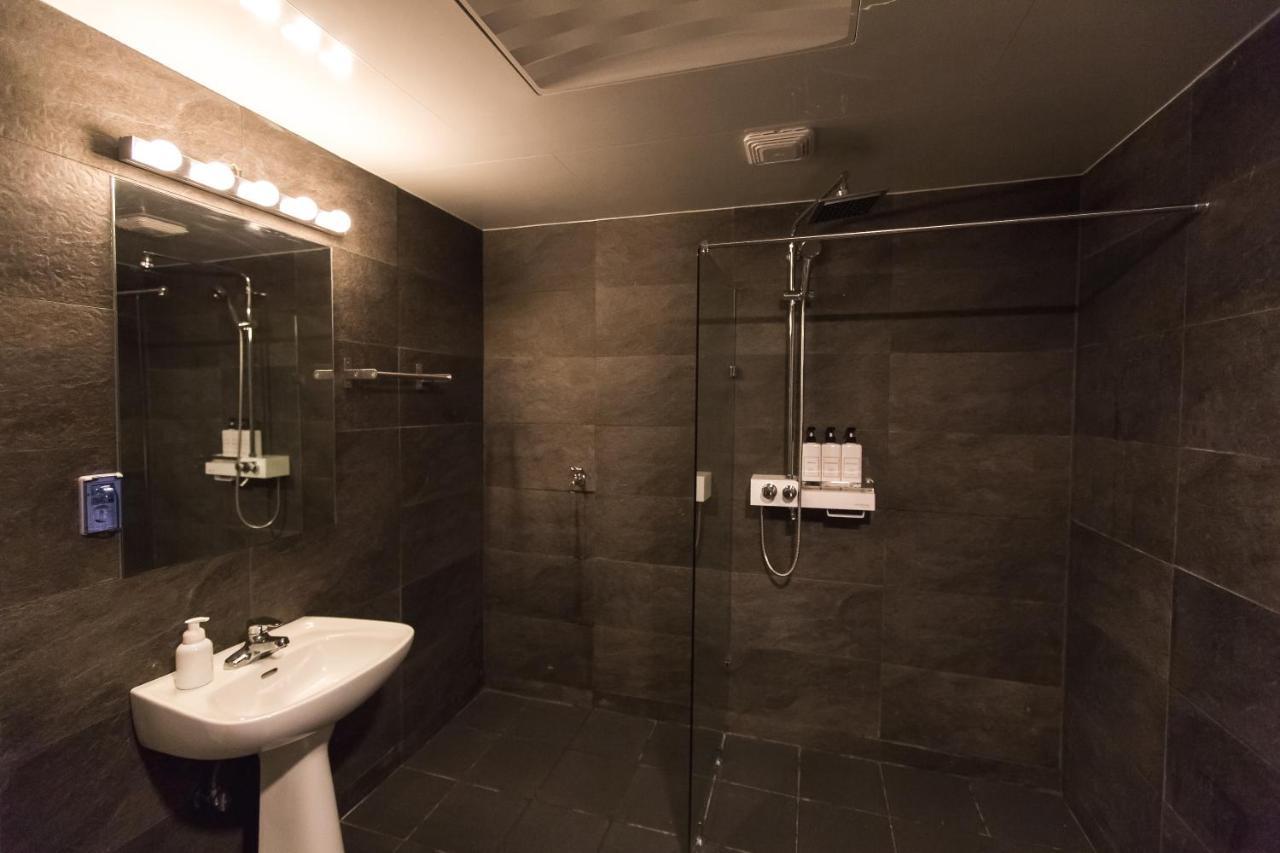 בוסאן Canvas Black Guesthouse מראה חיצוני תמונה