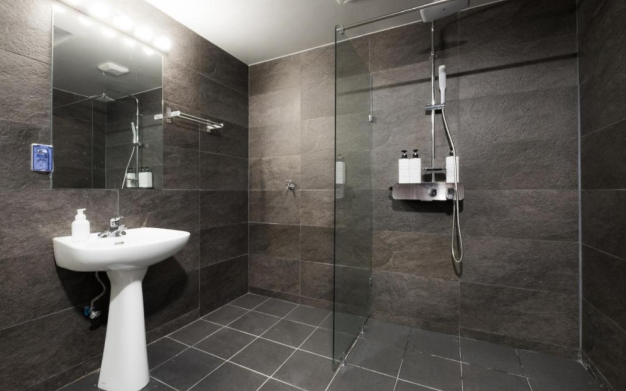 בוסאן Canvas Black Guesthouse מראה חיצוני תמונה